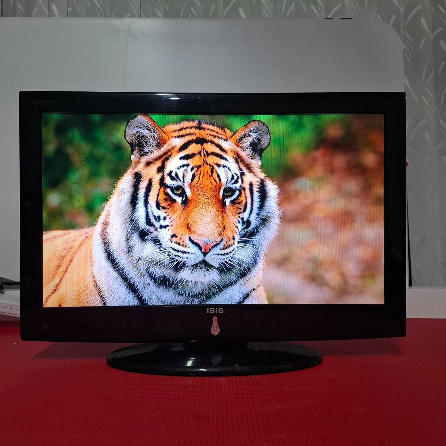ISIS ISI-22-900-COBU 22" HD Ready LCD HDMI USB Scart TV With Remote + Stand
