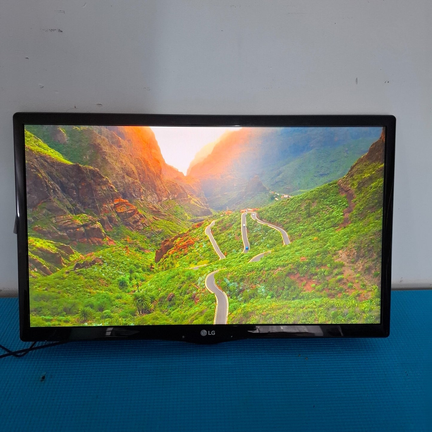 LG 22TK410V 22" Full HD LED TV Monitor HDMI USB - Black