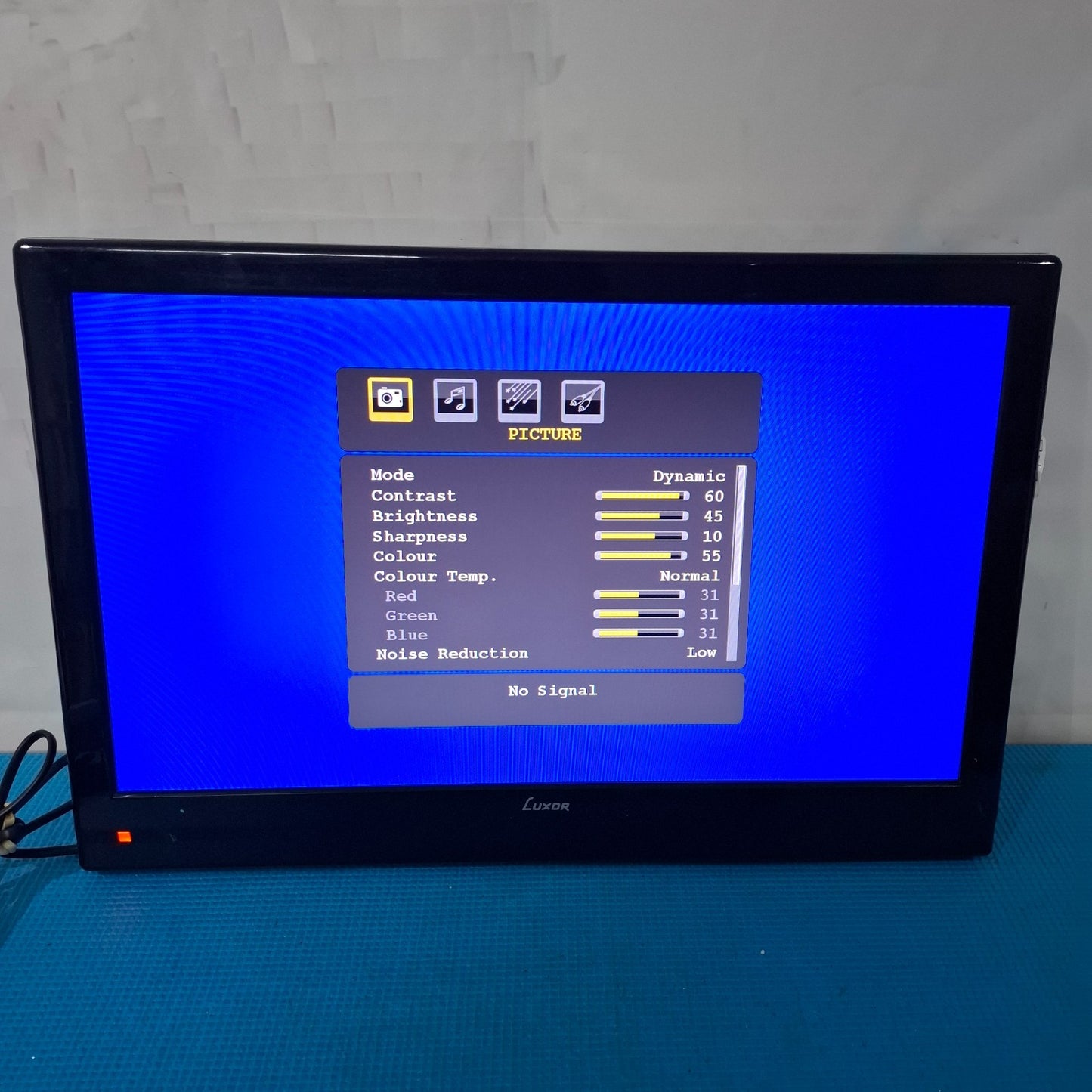 LUXOR V22LCDDVDHD 22" HD Ready LCD TV HDMI USB FREEVIEW - BLACK