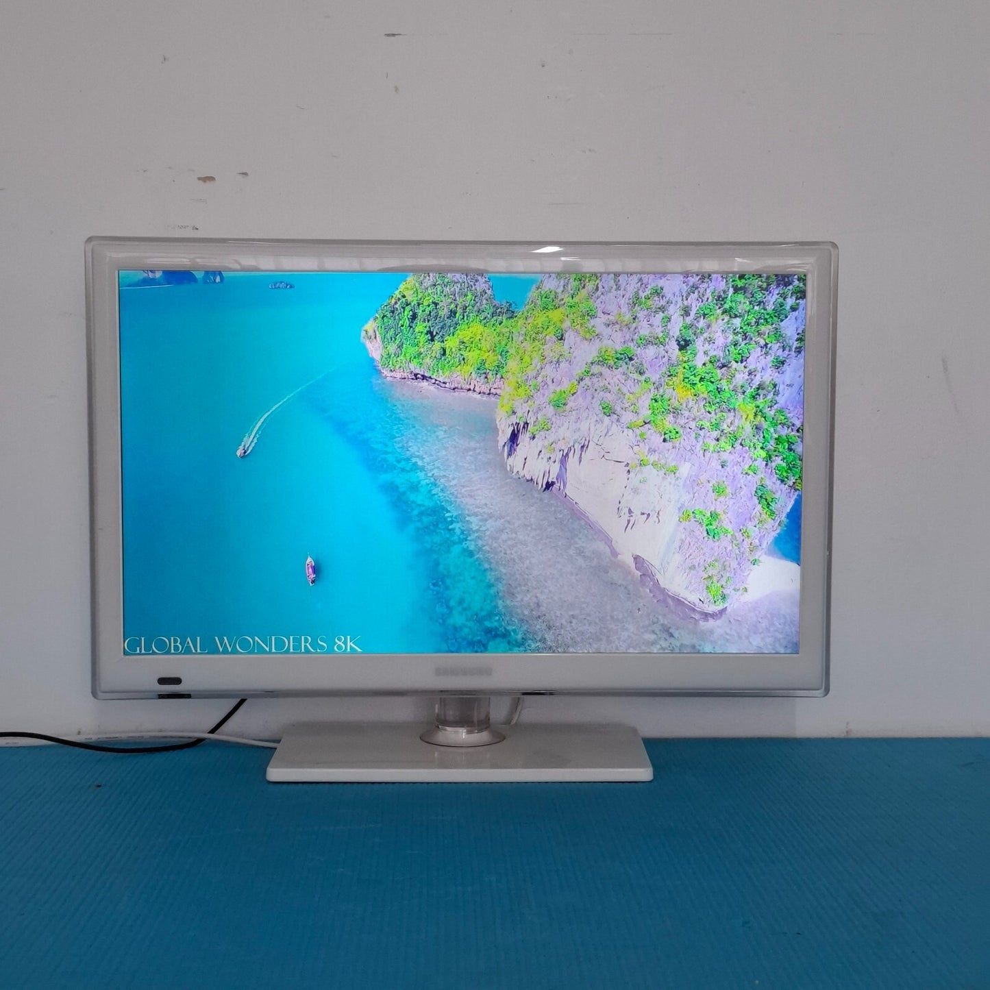 SAMSUNG UE22ES5410W 22" Full HD LED TV HDMI USB - White