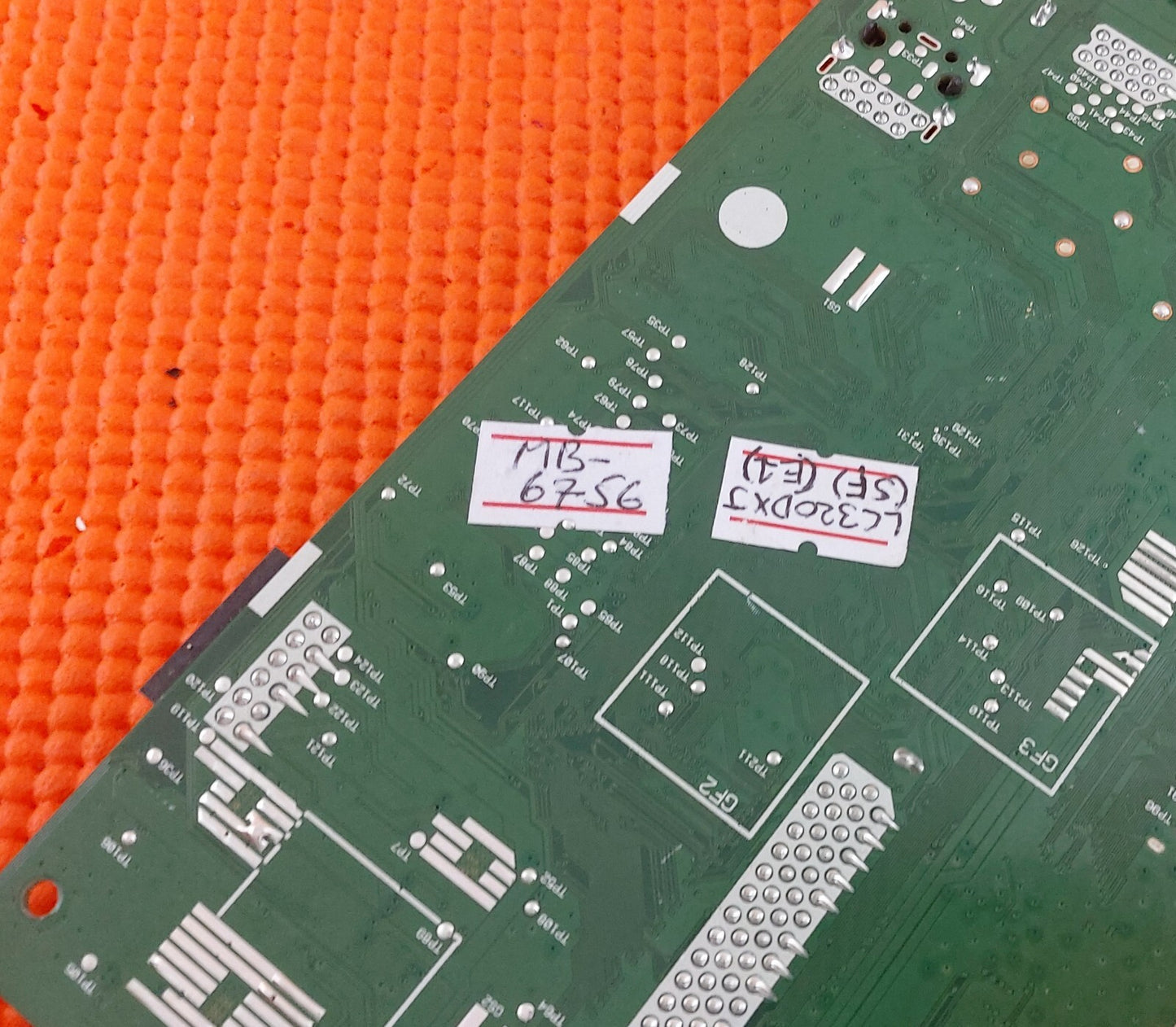 MAIN AV BOARD FOR LAURUS PH-32SMARTLED 32" TV 17MB95M 23211823 SCREEN LC320DXJ