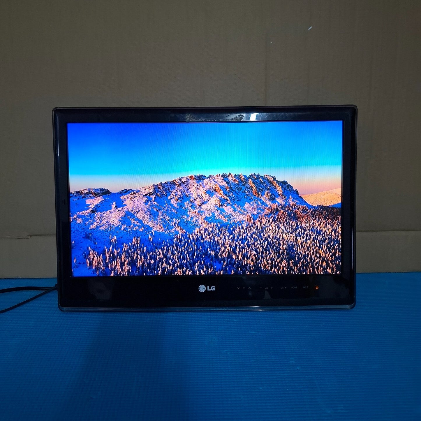 LG 19LV250U-ZA 19" HD Ready LED TV Monitor HDMI USB | NO STAND, NO ADAPTER