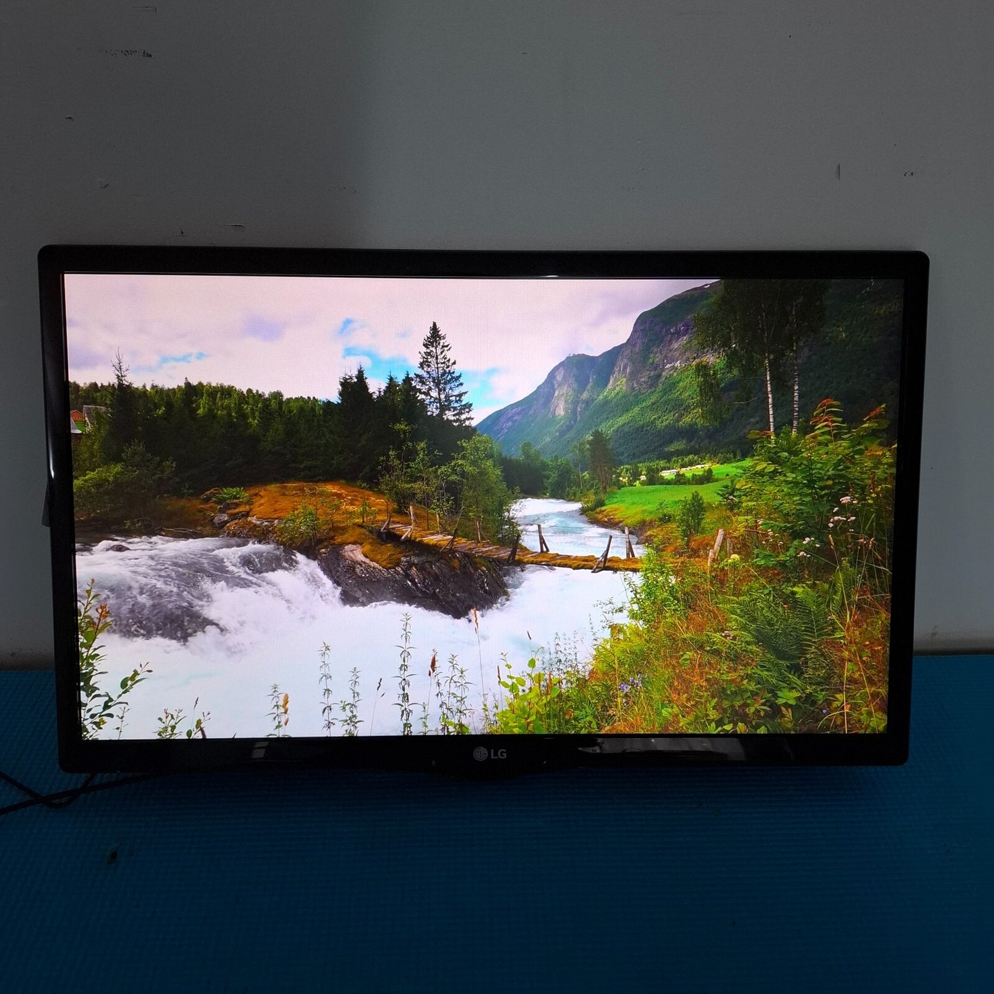 LG 22TK410V 22" Full HD LED TV Monitor HDMI USB - Black