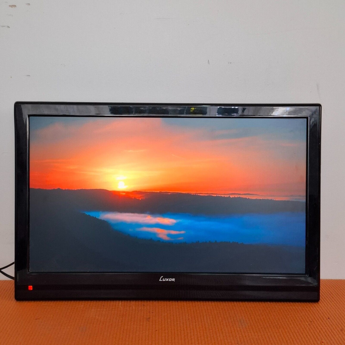 LUXOR V22LCDDVDHD 22" HD Ready LED TV HDMI USB FREEVIEW - BLACK