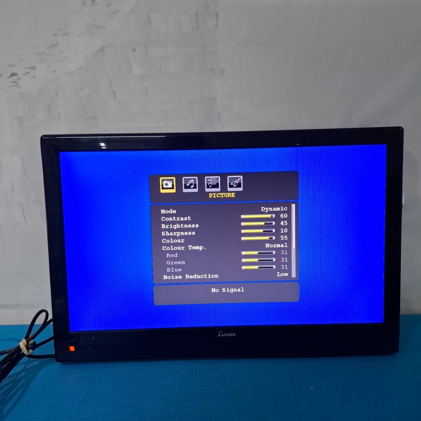 LUXOR V22LCDDVDHD 22" HD Ready LCD TV HDMI USB FREEVIEW - BLACK