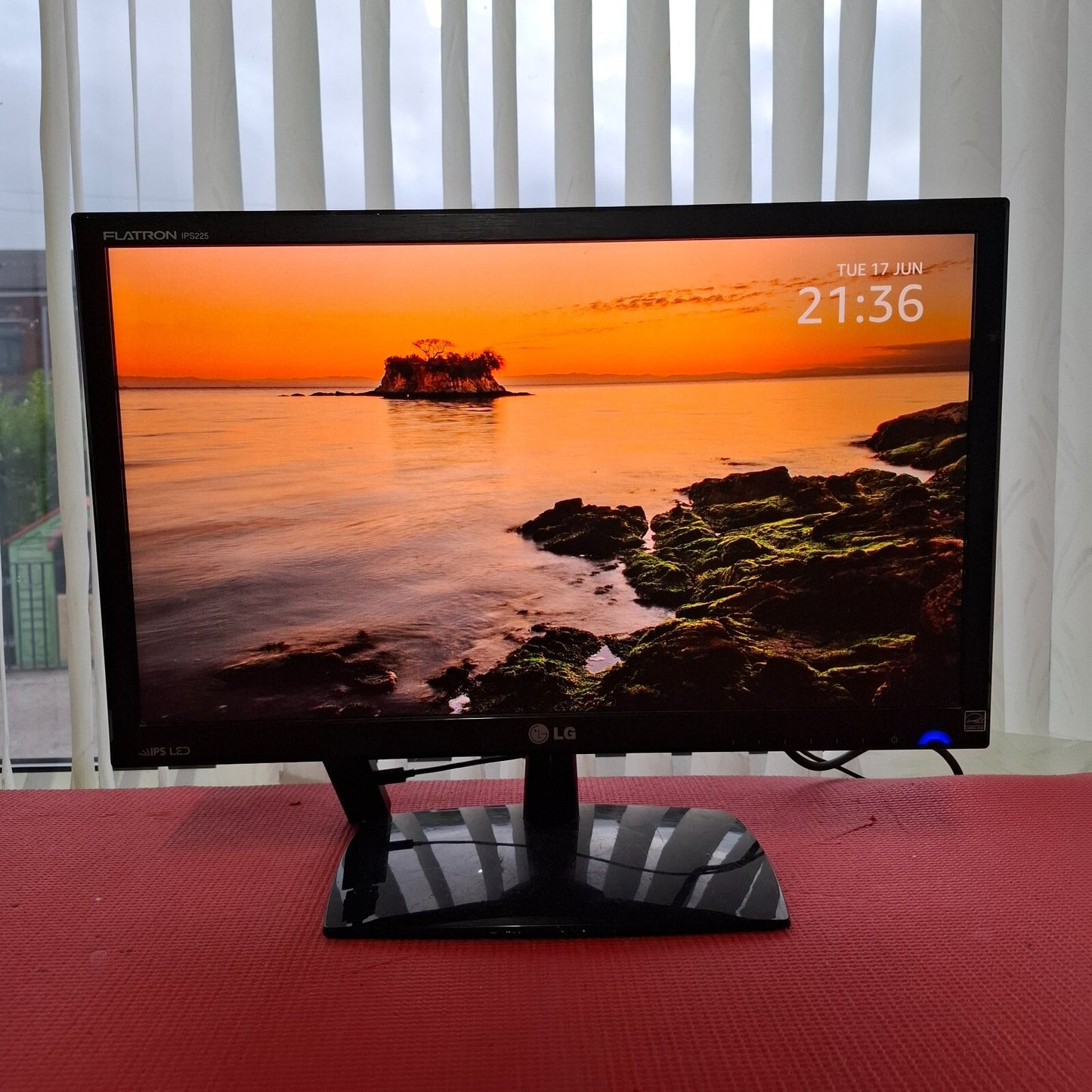LG FLATRON IPS225V-BN 22" FULL HD 1920x1080p LED MONITOR VGA DVI HDMI