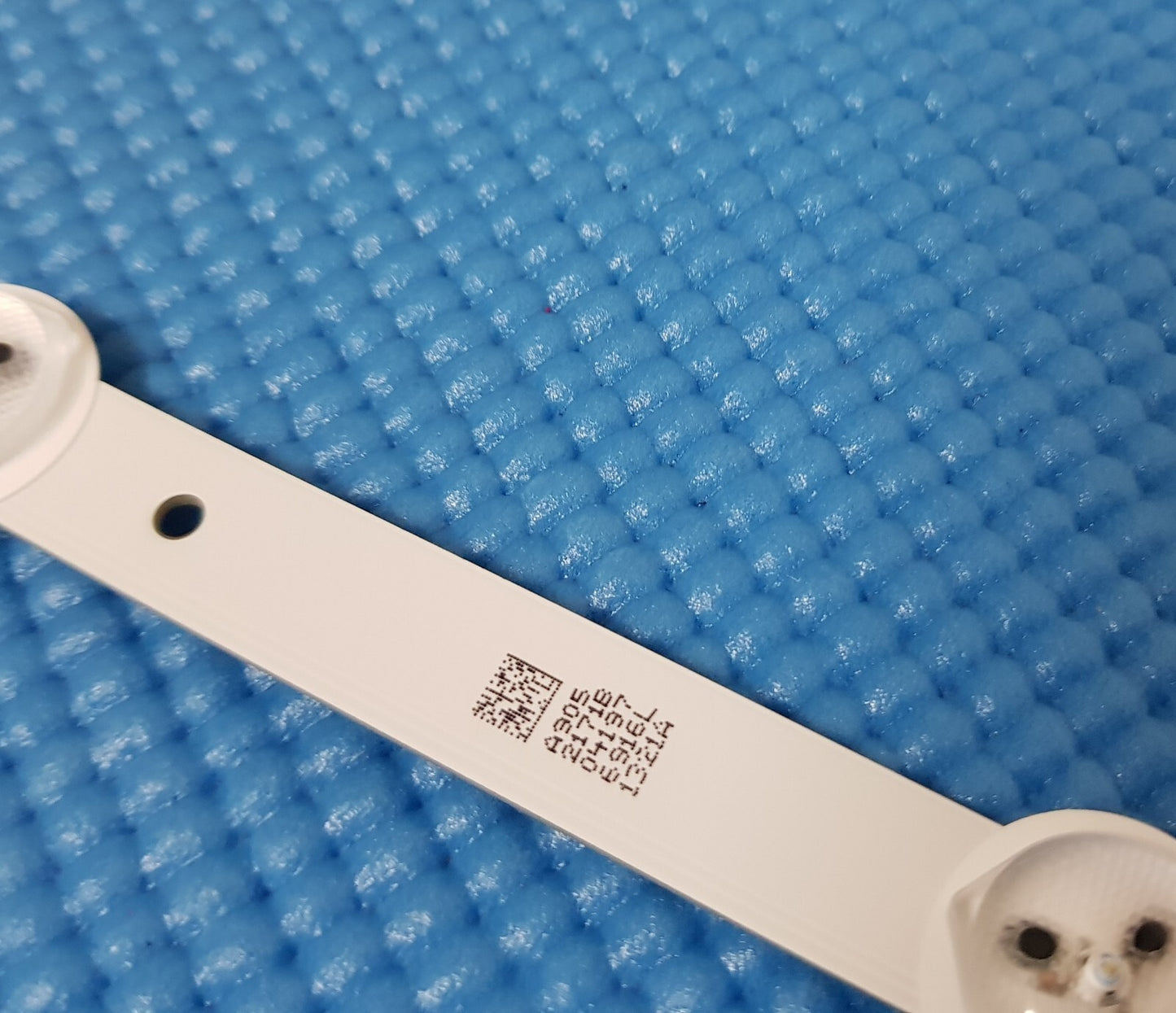 1x BACKLIGHT STRIP FOR LG 42LA620 42" TV ROW2.1 REV1.0 2 R2-TYPE 6916L-1321A