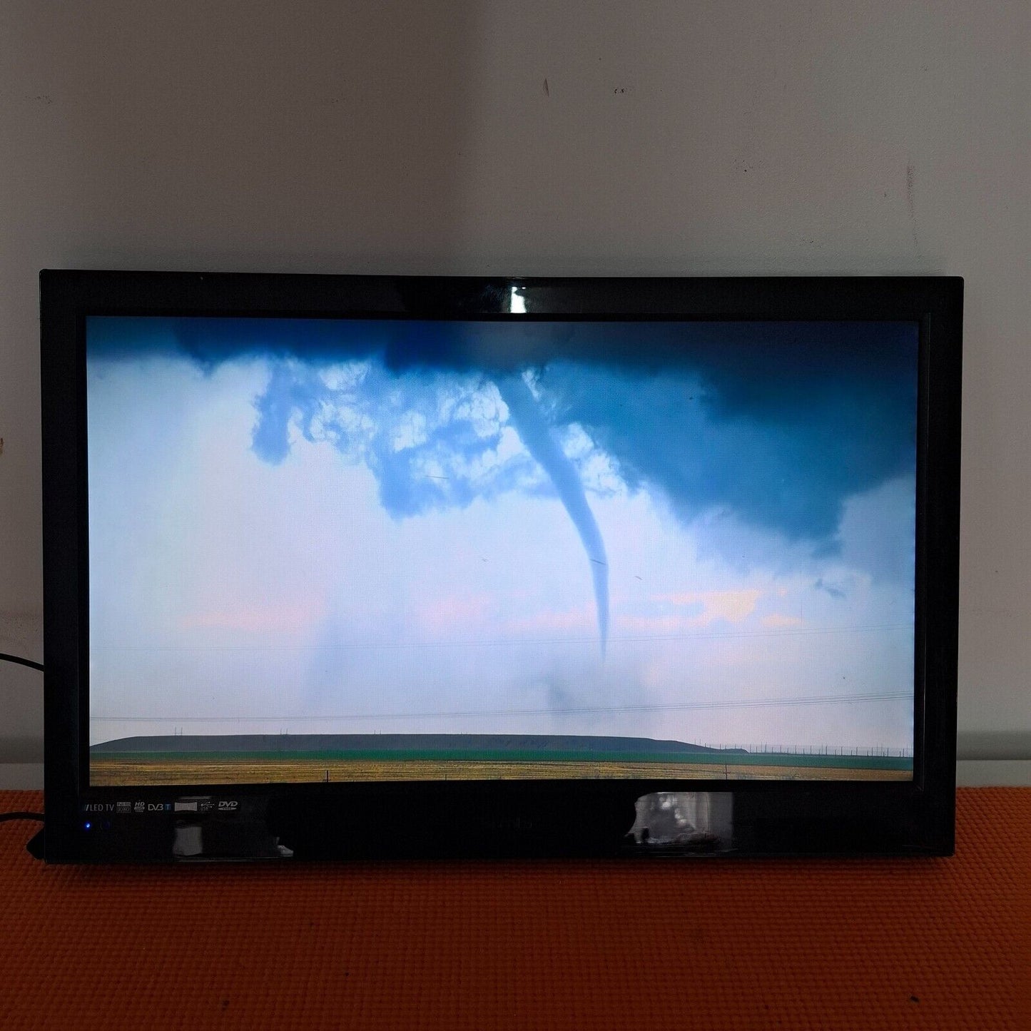 TECHNIKA 215/819G 21.5" HD Ready LED TV HDMI USB - Black