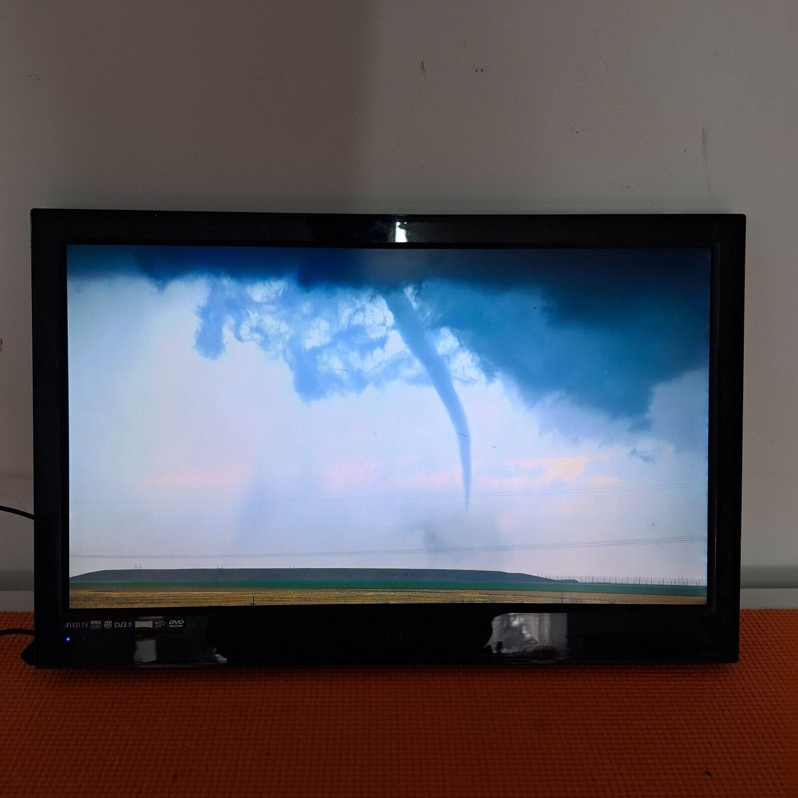 TECHNIKA 215/819G 21.5" HD Ready LED TV HDMI USB - Black