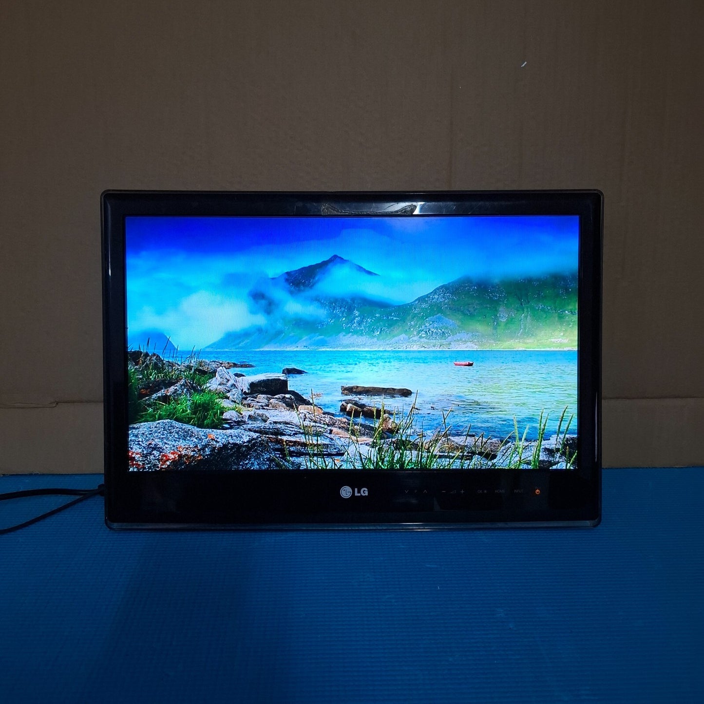 LG 19LV250U-ZA 19" HD Ready LED TV Monitor HDMI USB | NO STAND, NO ADAPTER
