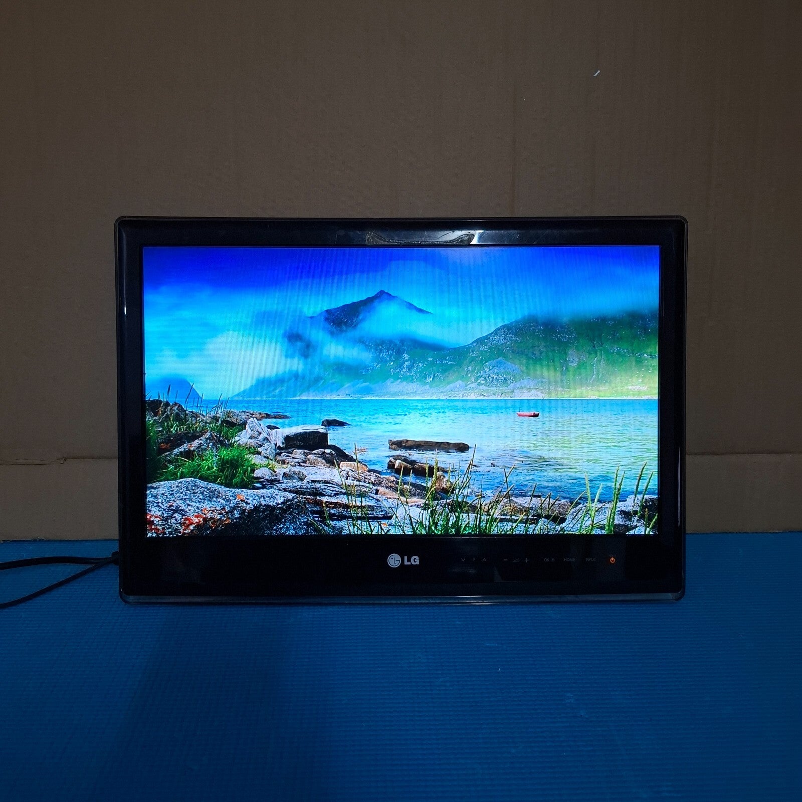 LG 19LV250U-ZA 19" HD Ready LED TV Monitor HDMI USB | NO STAND, NO ADAPTER