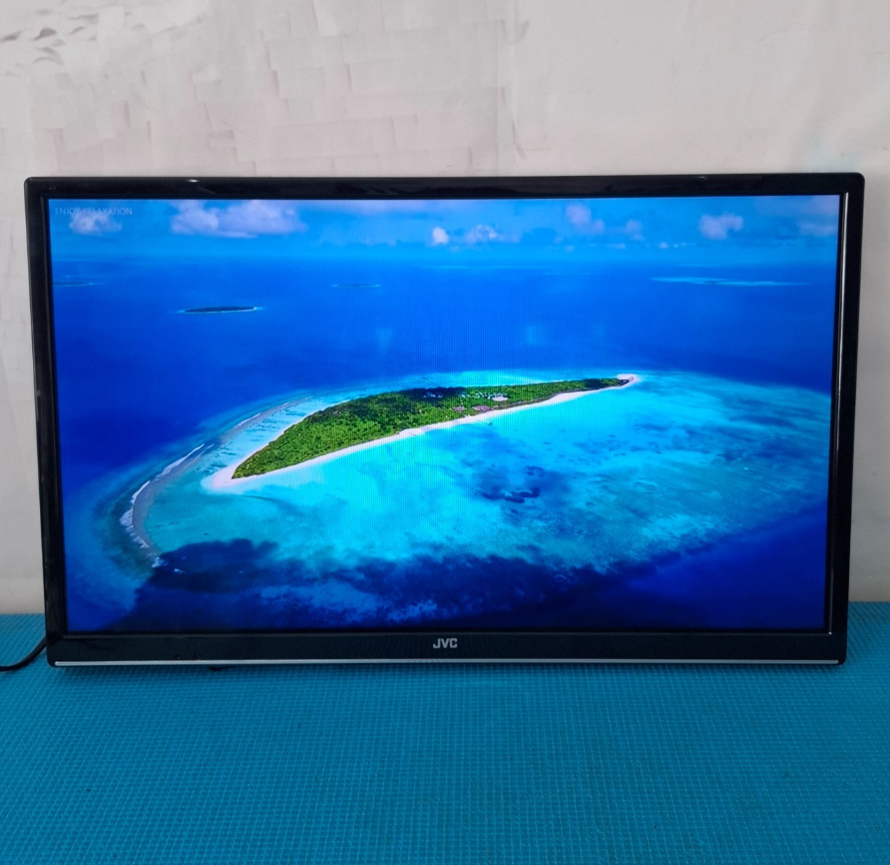 JVC LT-24C685 24" HD Ready Smart LED TV with Built-in DVD Player With Wall Mount