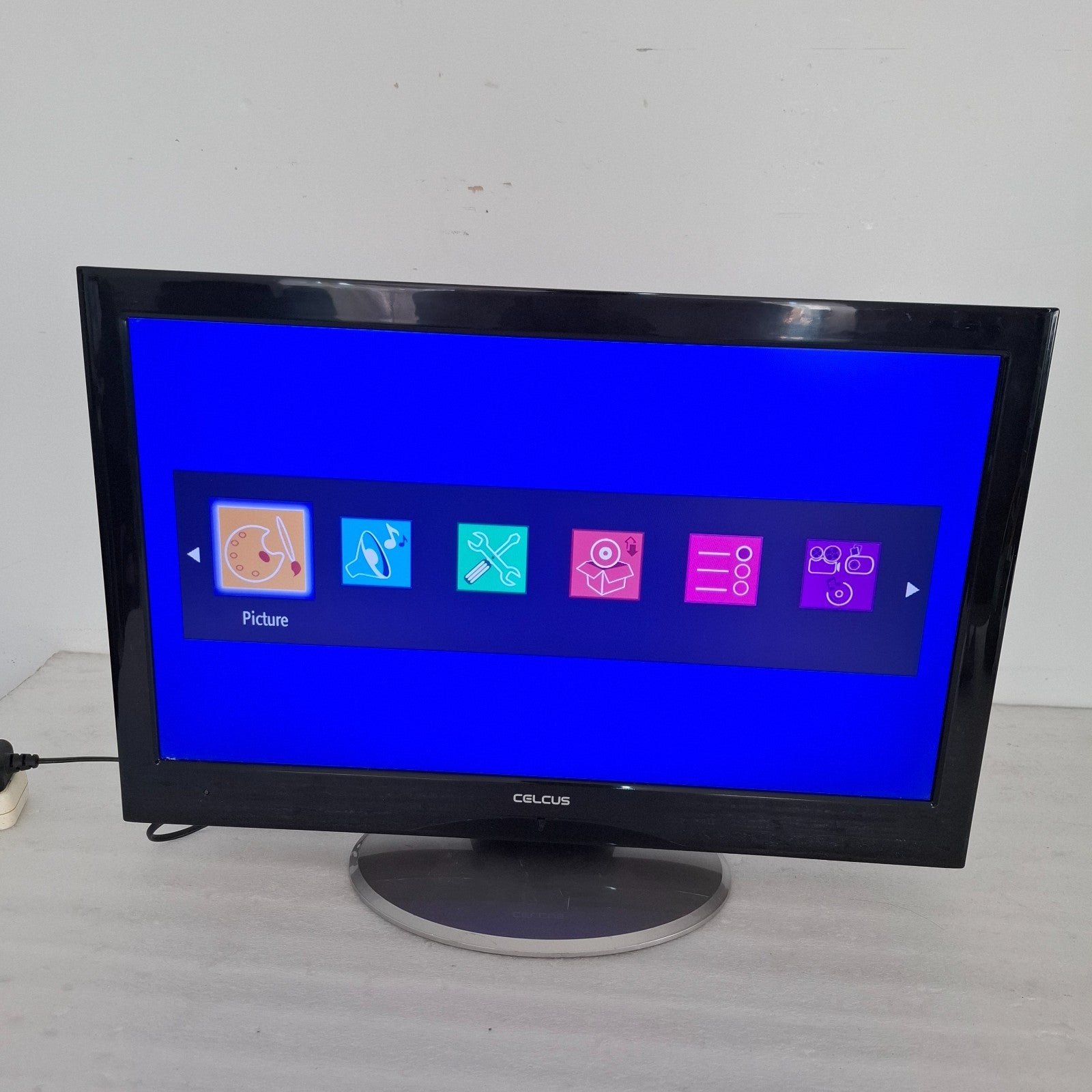 CELCUS LED24S913DVDFHD 24" Full HD LED HDMI USB Scart TV With Remote + Stand