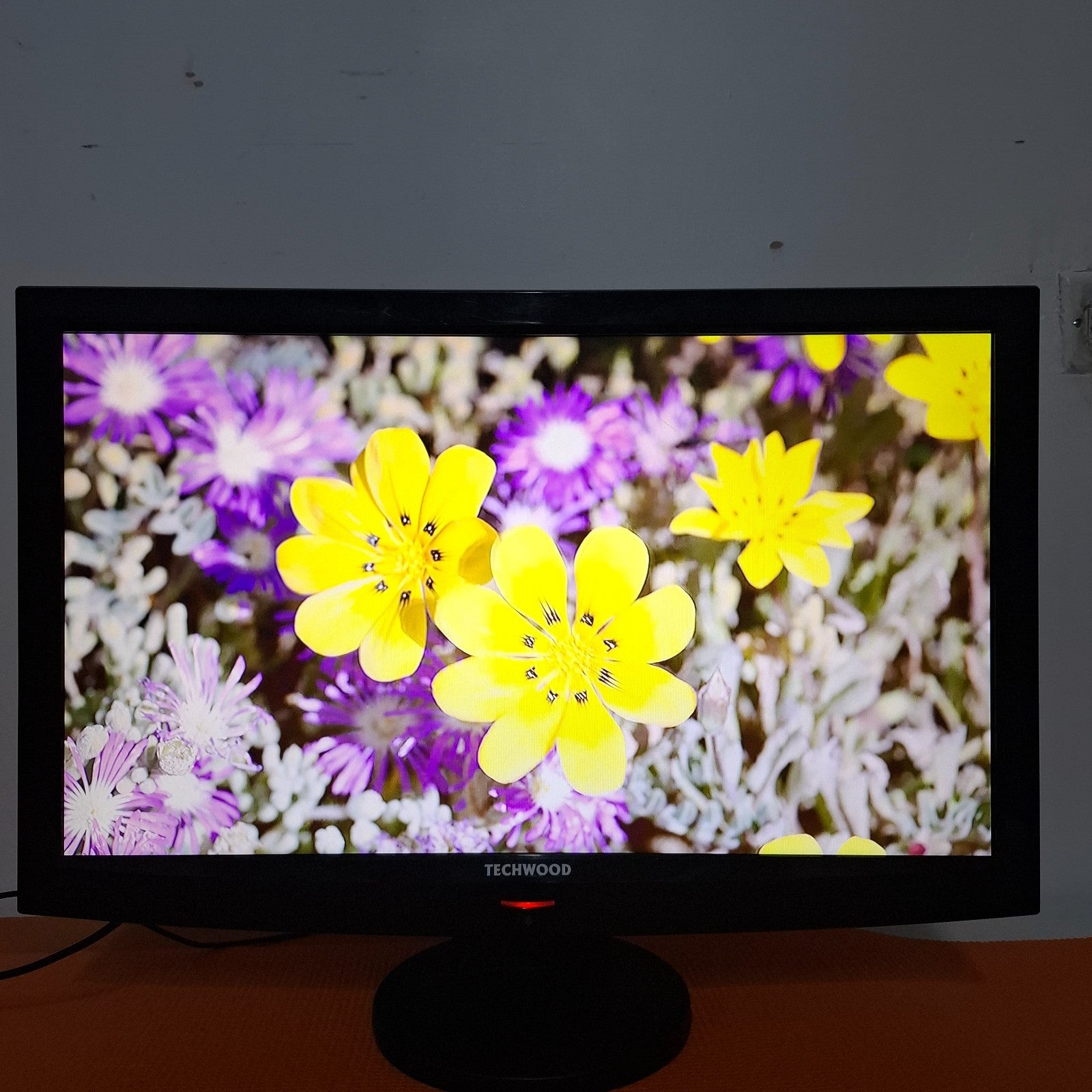TECHWOOD LED24916DVDFHD 24" Full HD LED HDMI USB Scart TV With Remote + Stand