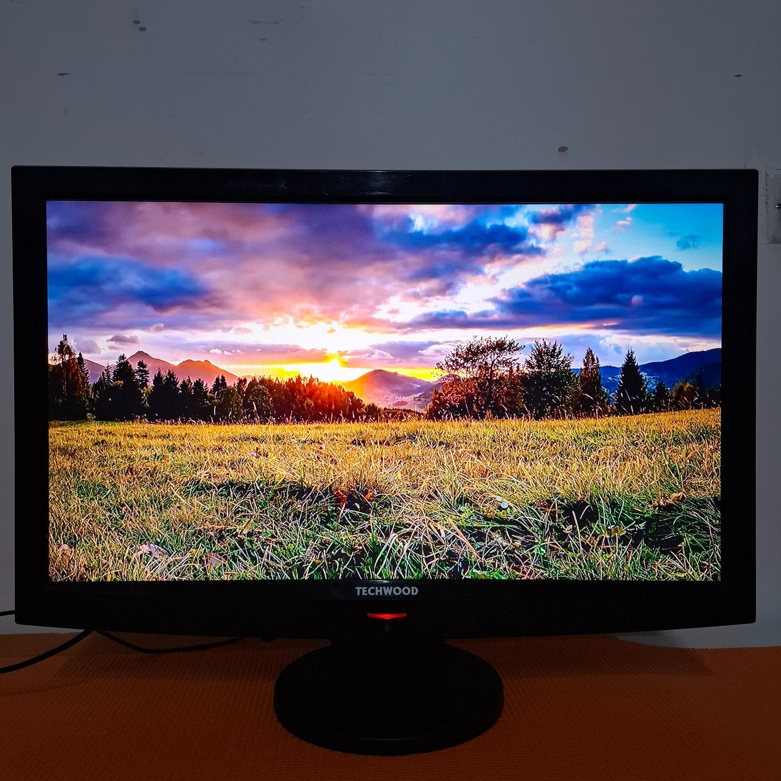 TECHWOOD LED24916DVDFHD 24" Full HD LED HDMI USB Scart TV With Remote + Stand