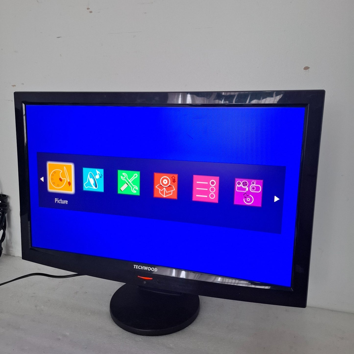 TECHWOOD LED24916DVDFHD 24" Full HD LED HDMI USB Scart TV With Remote + Stand