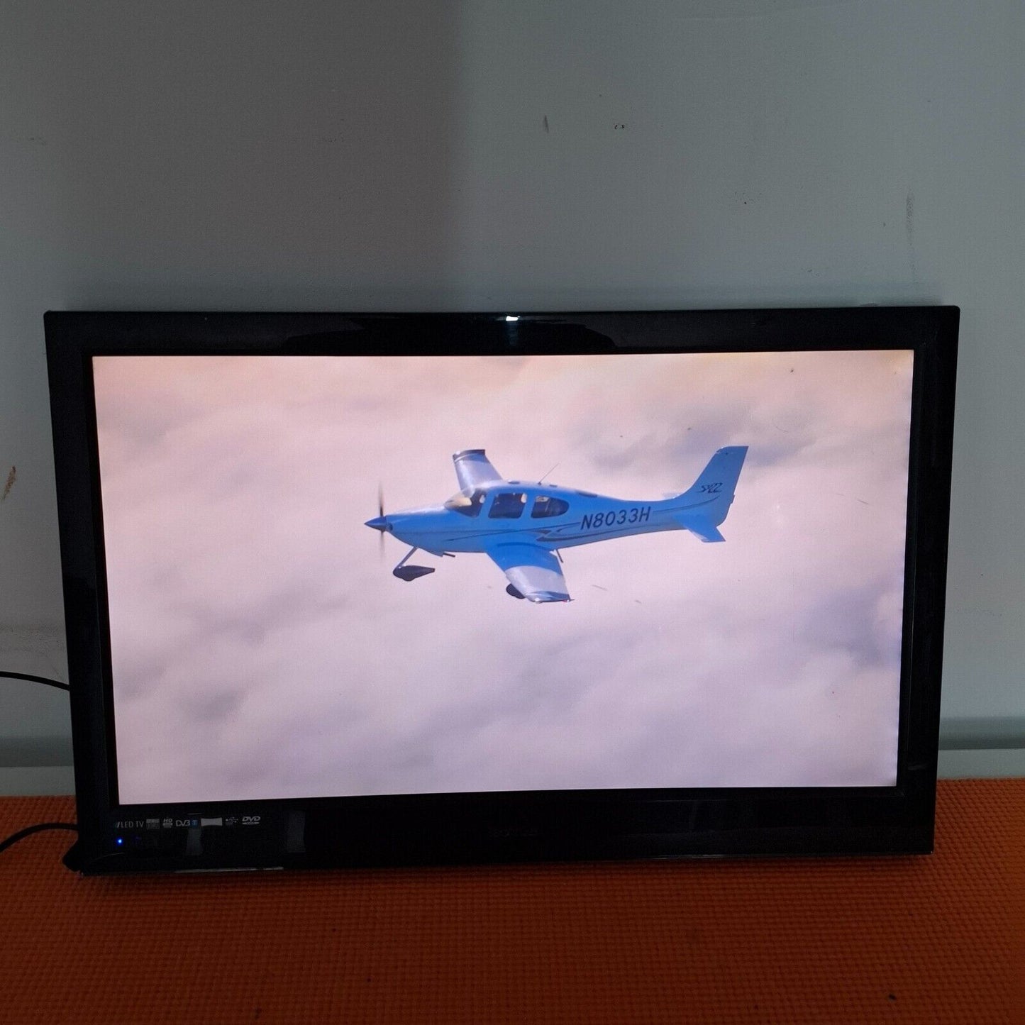 TECHNIKA 215/819G 21.5" HD Ready LED TV HDMI USB - Black