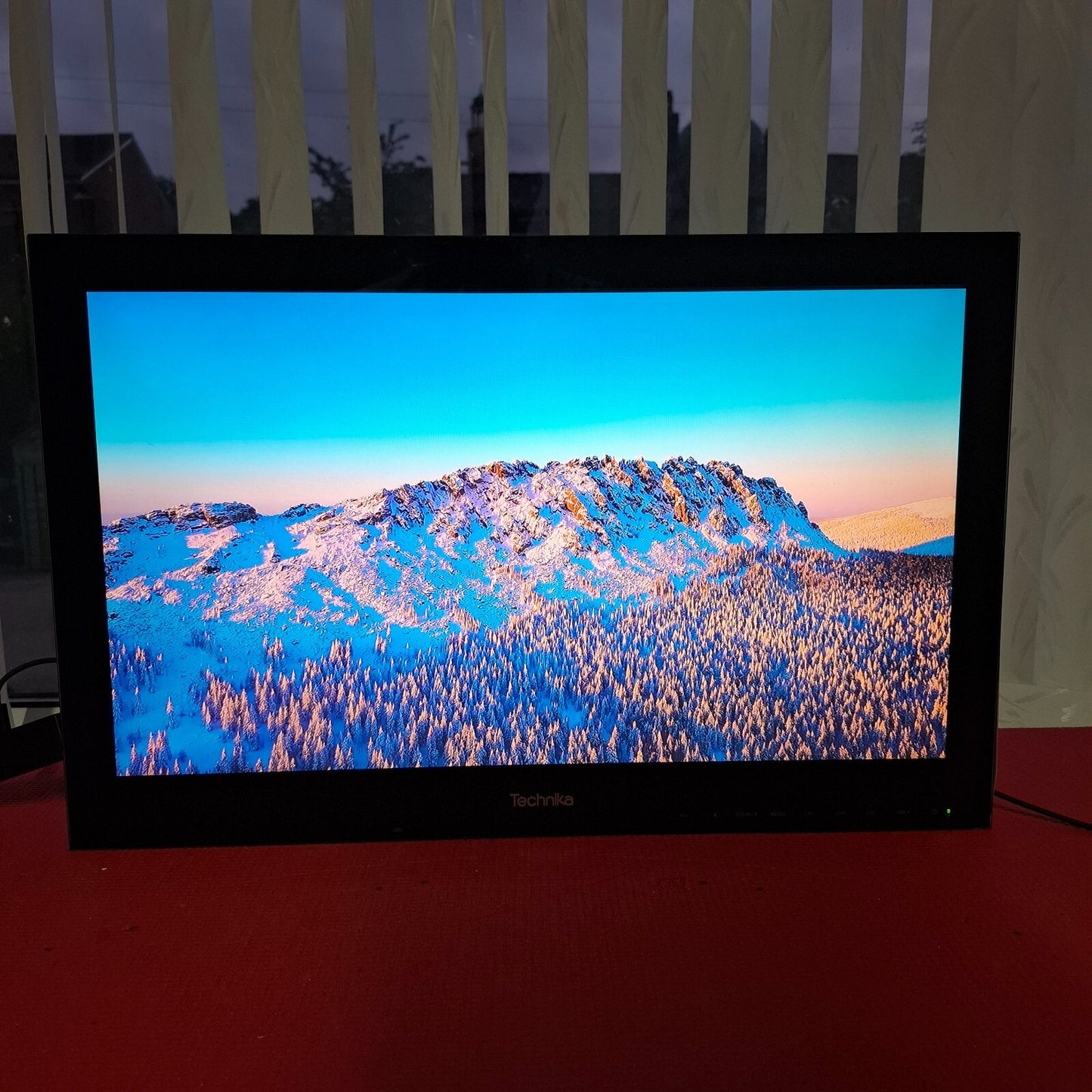 TECHNIKA LCD24-621 24" FULL HD 1920x1080 Freeview TV DVD Player
