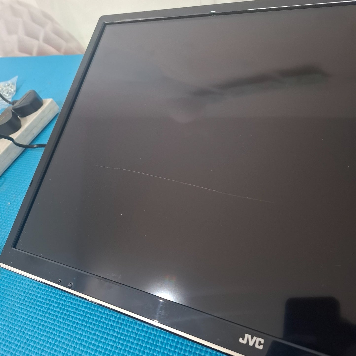 JVC LT-24C685 24" HD Ready Smart LED TV with Built-in DVD Player With Wall Mount