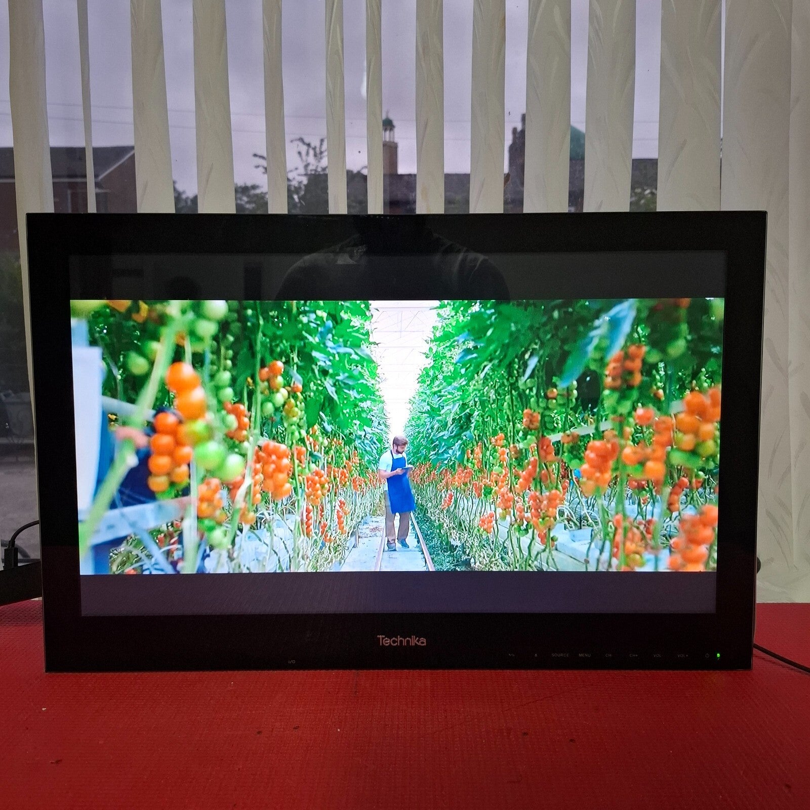 TECHNIKA LCD24-621 24" FULL HD 1920x1080 Freeview TV DVD Player