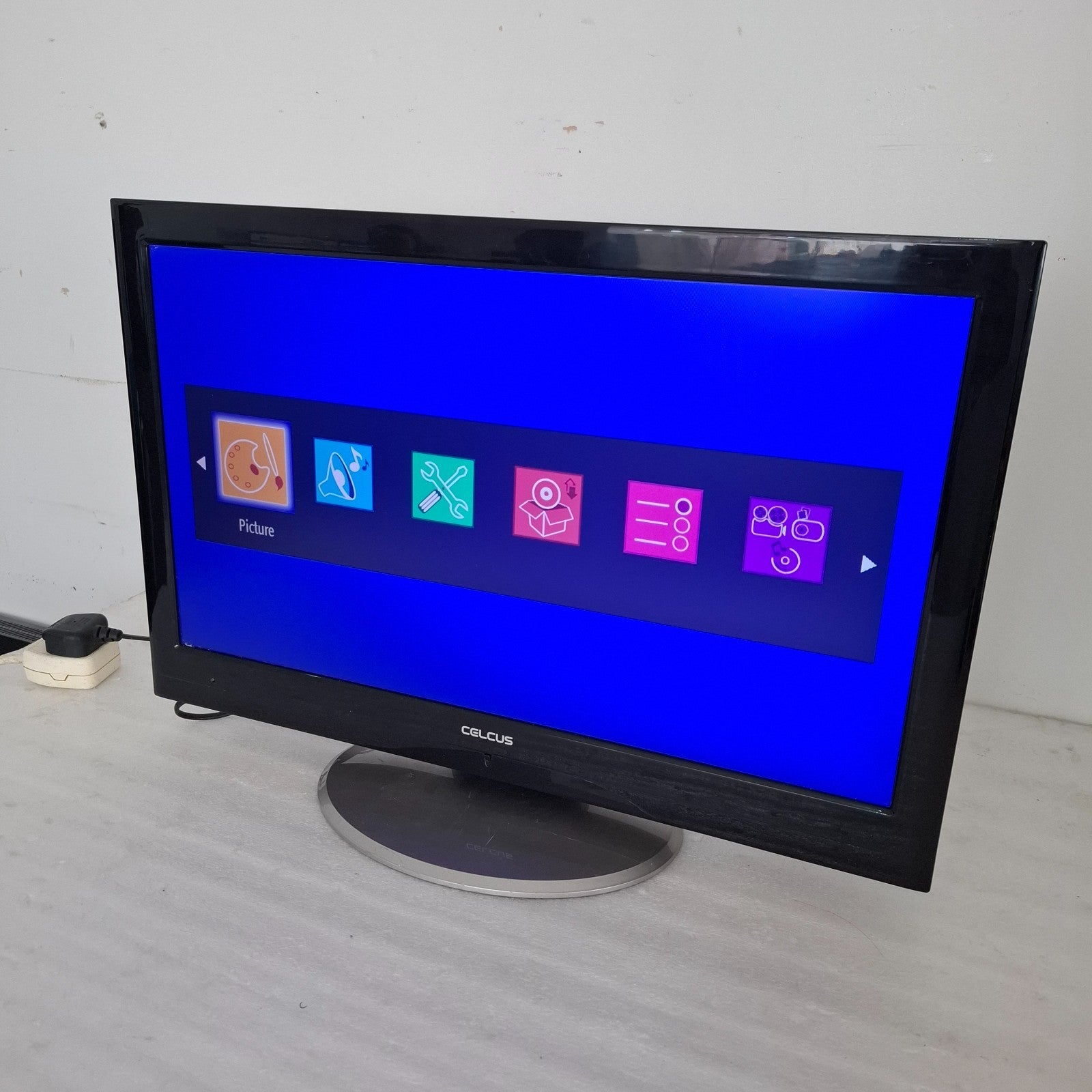 CELCUS LED24S913DVDFHD 24" Full HD LED HDMI USB Scart TV With Remote + Stand