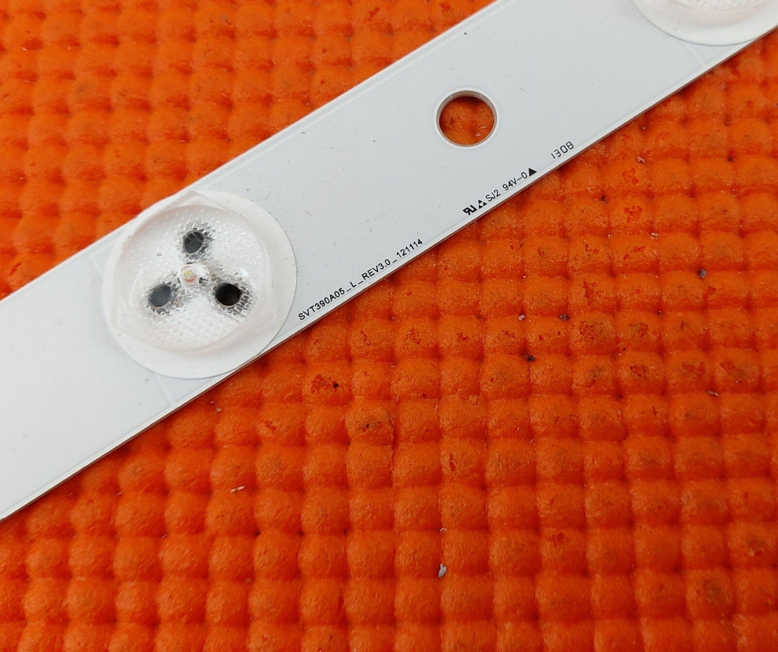 1x BACKLIGHT STRIP FOR TOSHIBA 39L4353D 39L2333D TV SVT390A05_L_REV3.0_121114 L1